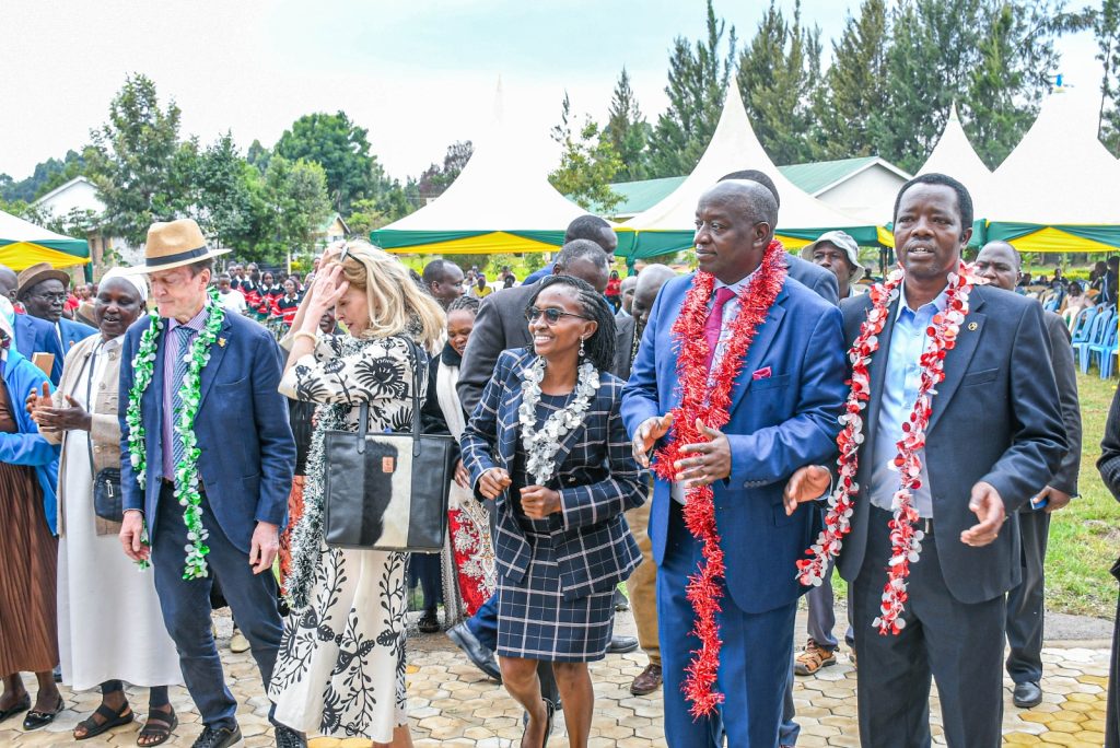 Guests arrive for the new administration block commissioning